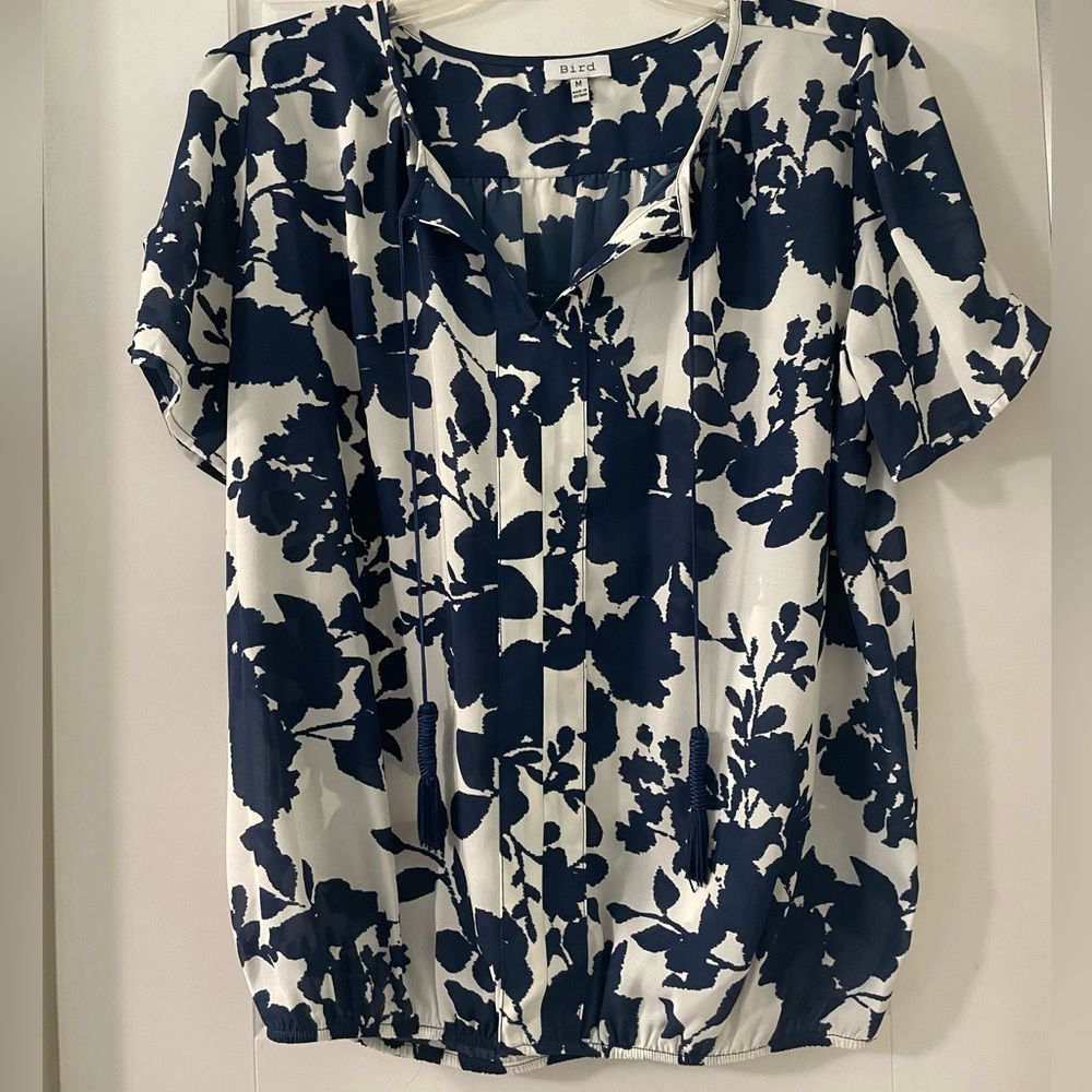 Feminine Floral Blouse Size Medium Navy and White Short Sleeve NWOT